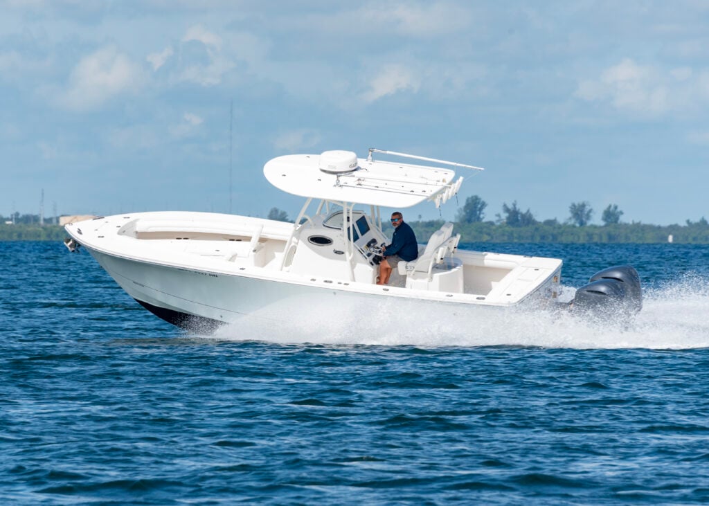 28' 2017 Regulator Center Console
