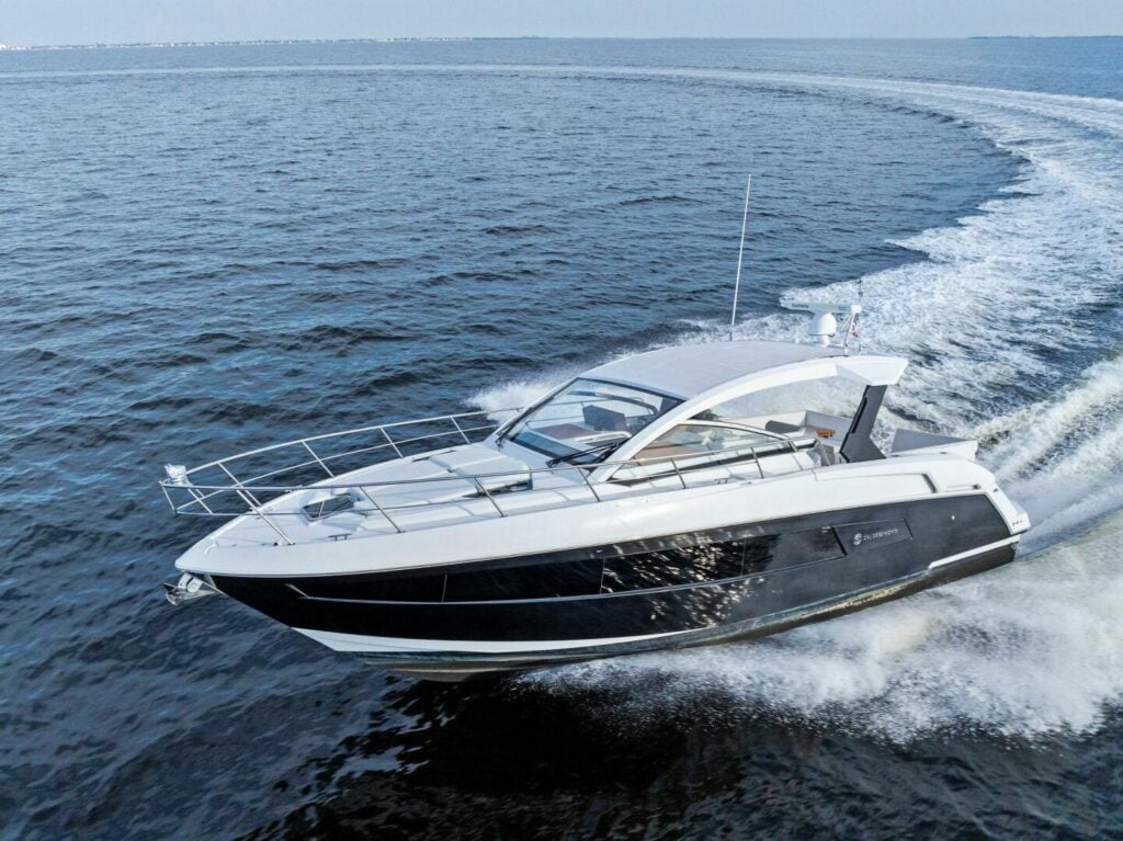 2015 Cruisers Yachts 390 Express Coupe